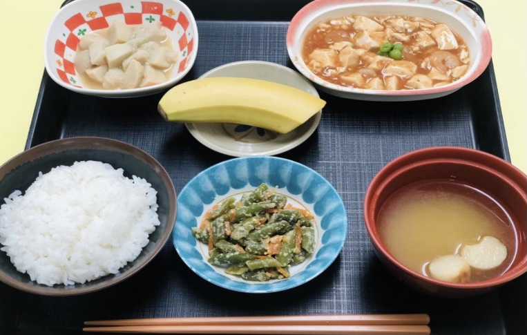 高齢者施設　豆腐のチリソース定食