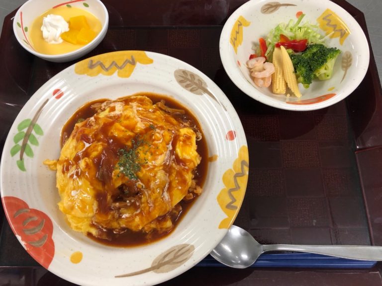 職員用昼食　ふわとろオムライス