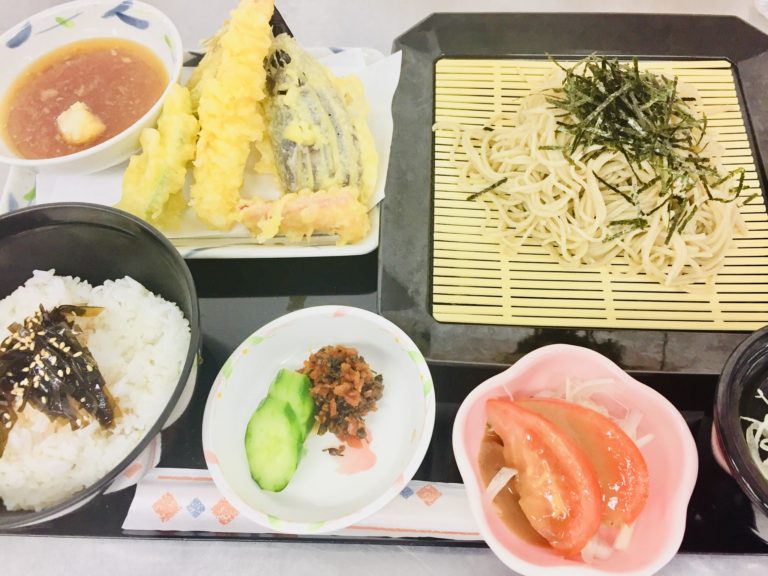 高齢者住宅　昼食　ざる蕎麦定食